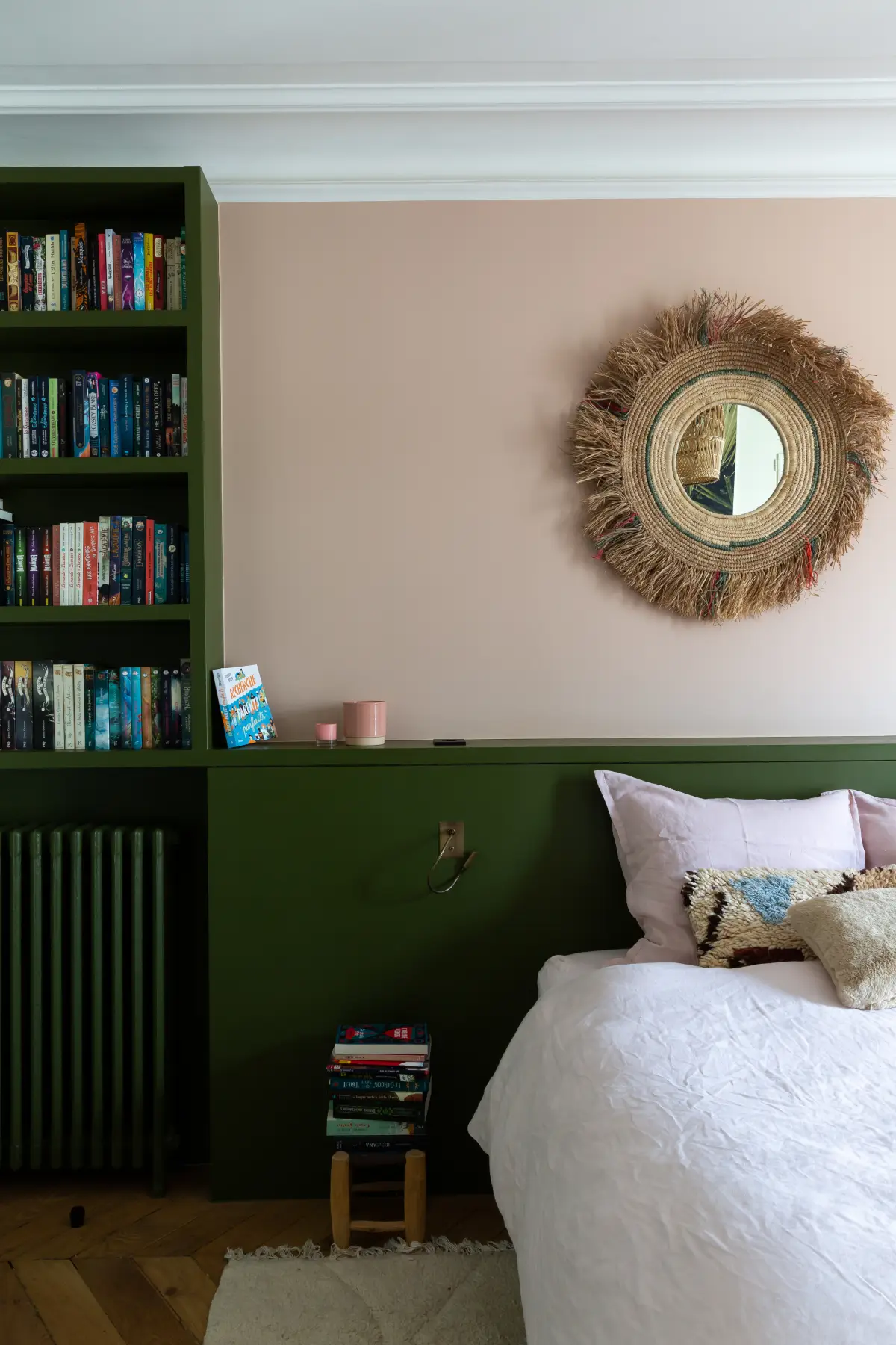 Radiateur vert peint de la même couleur que la bibliothèque sur mesure pour le dissimuler dans la chambre