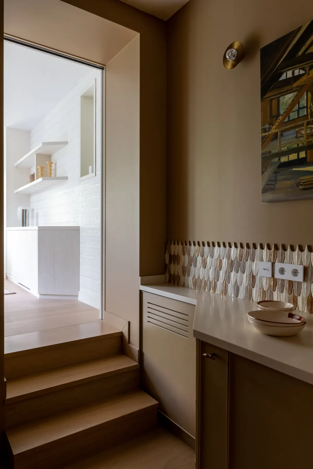 Cacher un radiateur dans les meubles de la cuisine. Fabrication sur mesure.