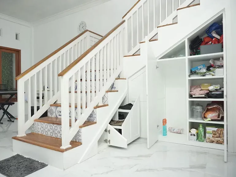 Espace de rangement sous escalier