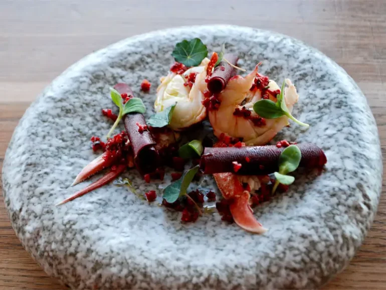 Recette homard cuit à la nage, betterave, noisette et huile d'herbes