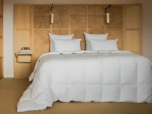 Couette blanche de qualité sur un lit double