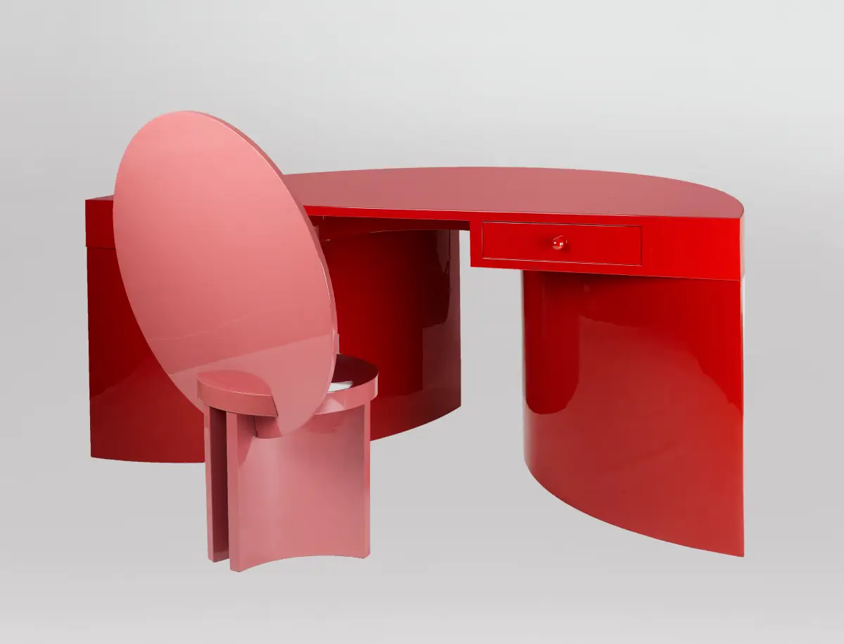Collection Red Urushi desk par Lara Bohinc