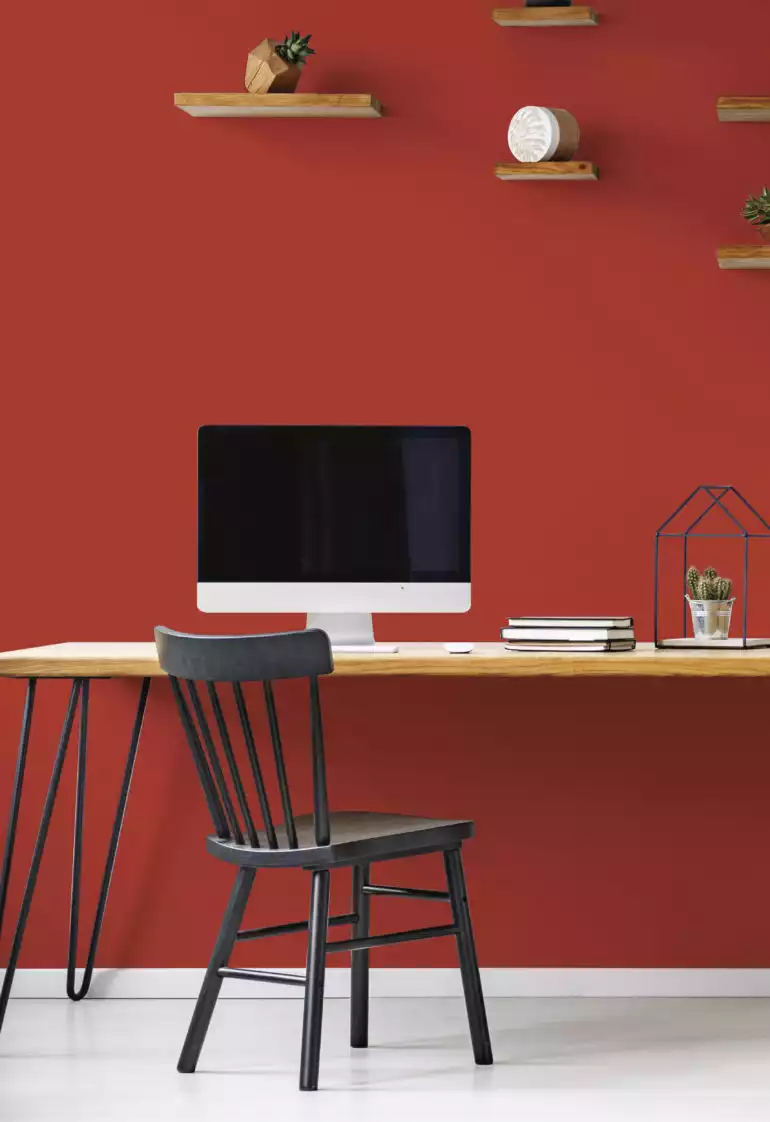 Bureau, mur rouge