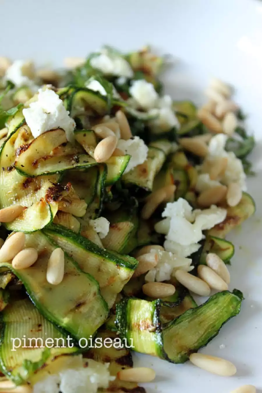 Salade de courgettes grillées au chèvre, à la menthe et aux pignons