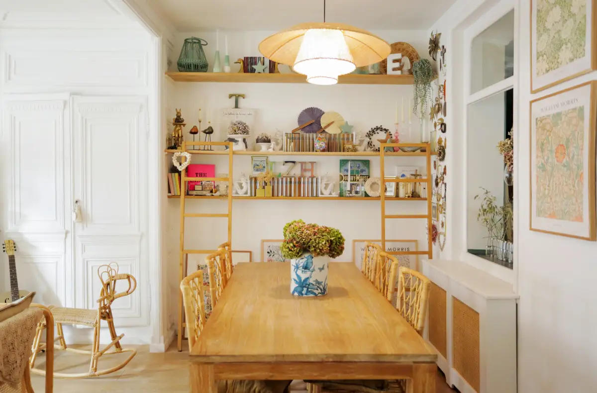 Salle à manger avec des matériaux bruts