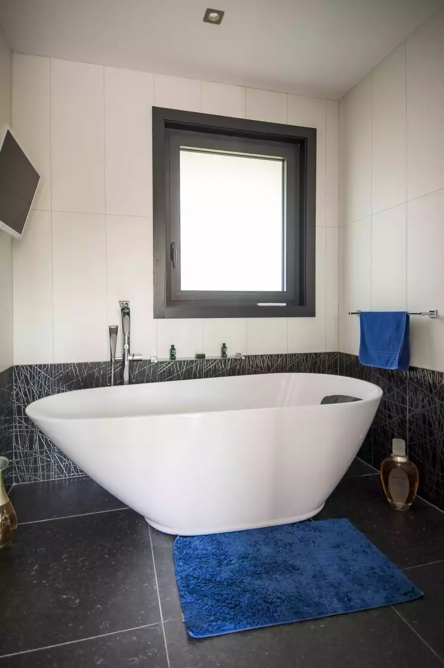 Salle de bain avec baignoire îlot design