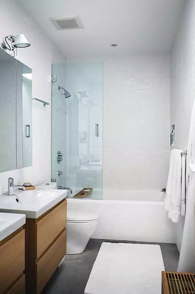 Salle de bain avec écran de baignoire