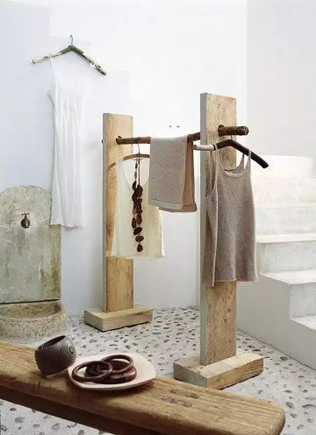 Salle de bain avec penderie en bois brut