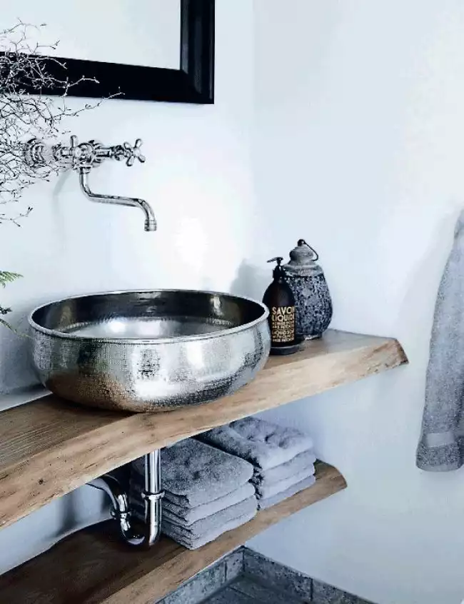 Salle de bain avec plan vasque en bois