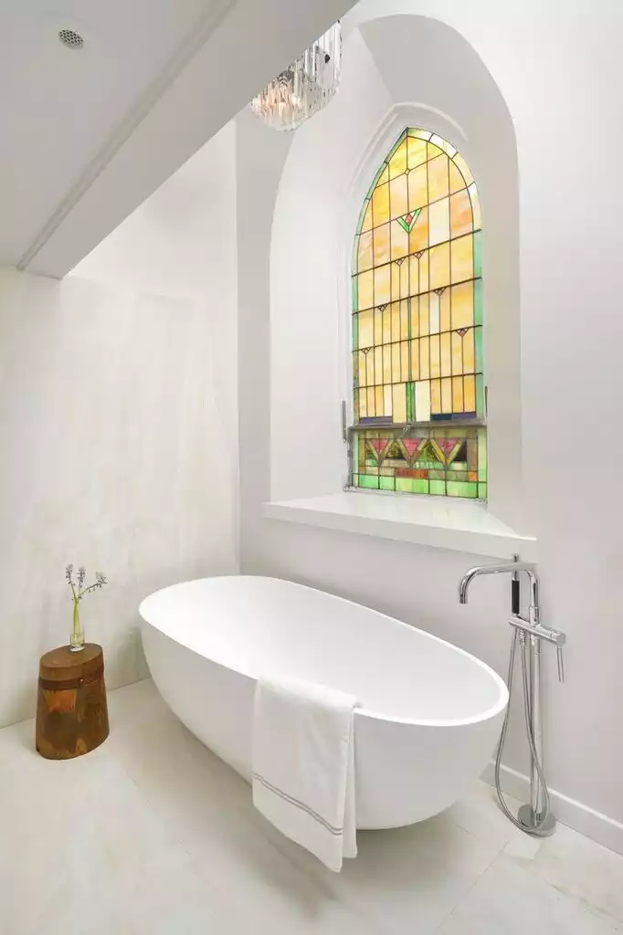 Salle de bain avec vitraux