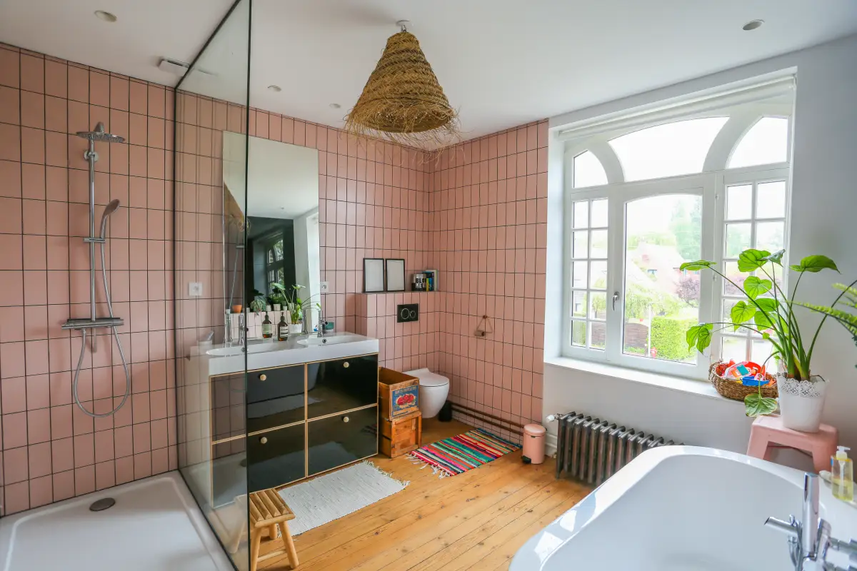 Salle de bain avec carrelage rose