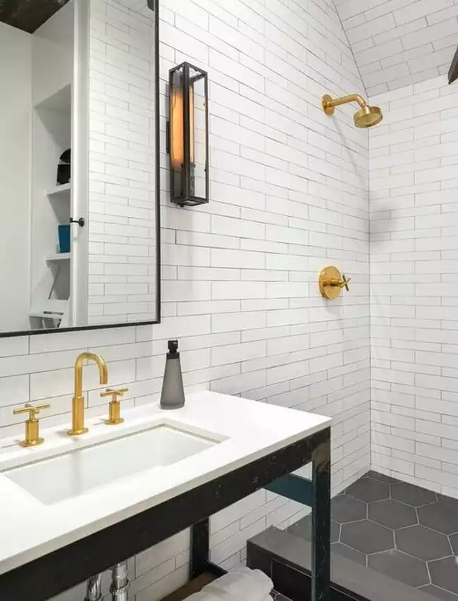 Salle de bain design avec détails dorés