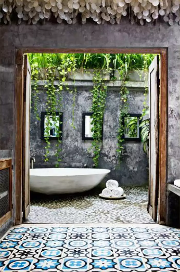 Salle de bain mosaïque et plantes