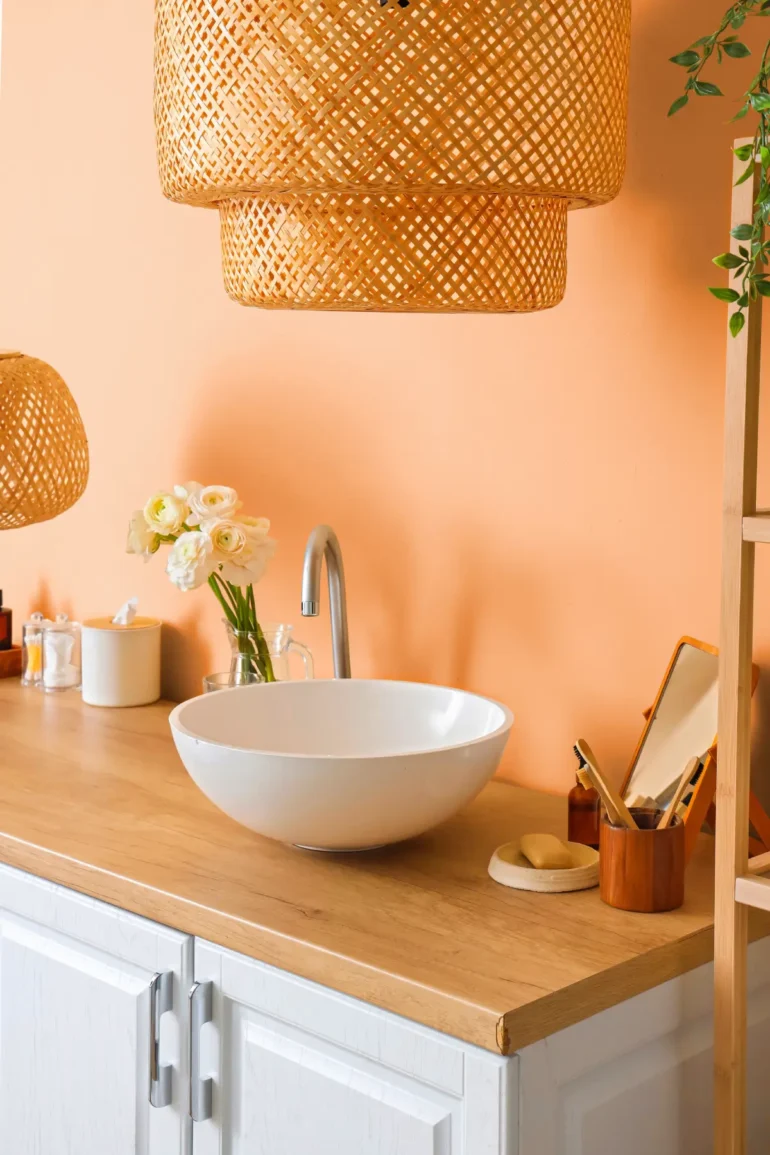 Peinture couleur Peach Fuzz, Pantone 2024, mur de salle de bain