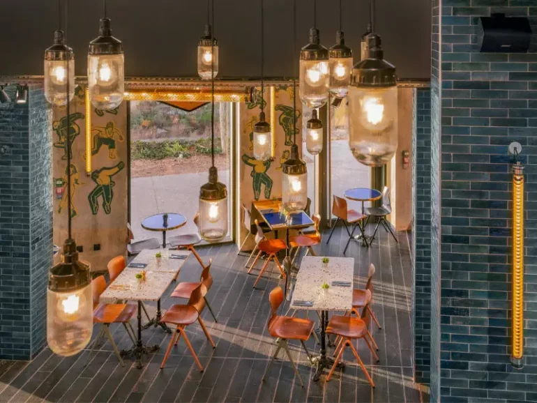 Salle restaurant hôtel Eklo Lyon, inspiration industrielle