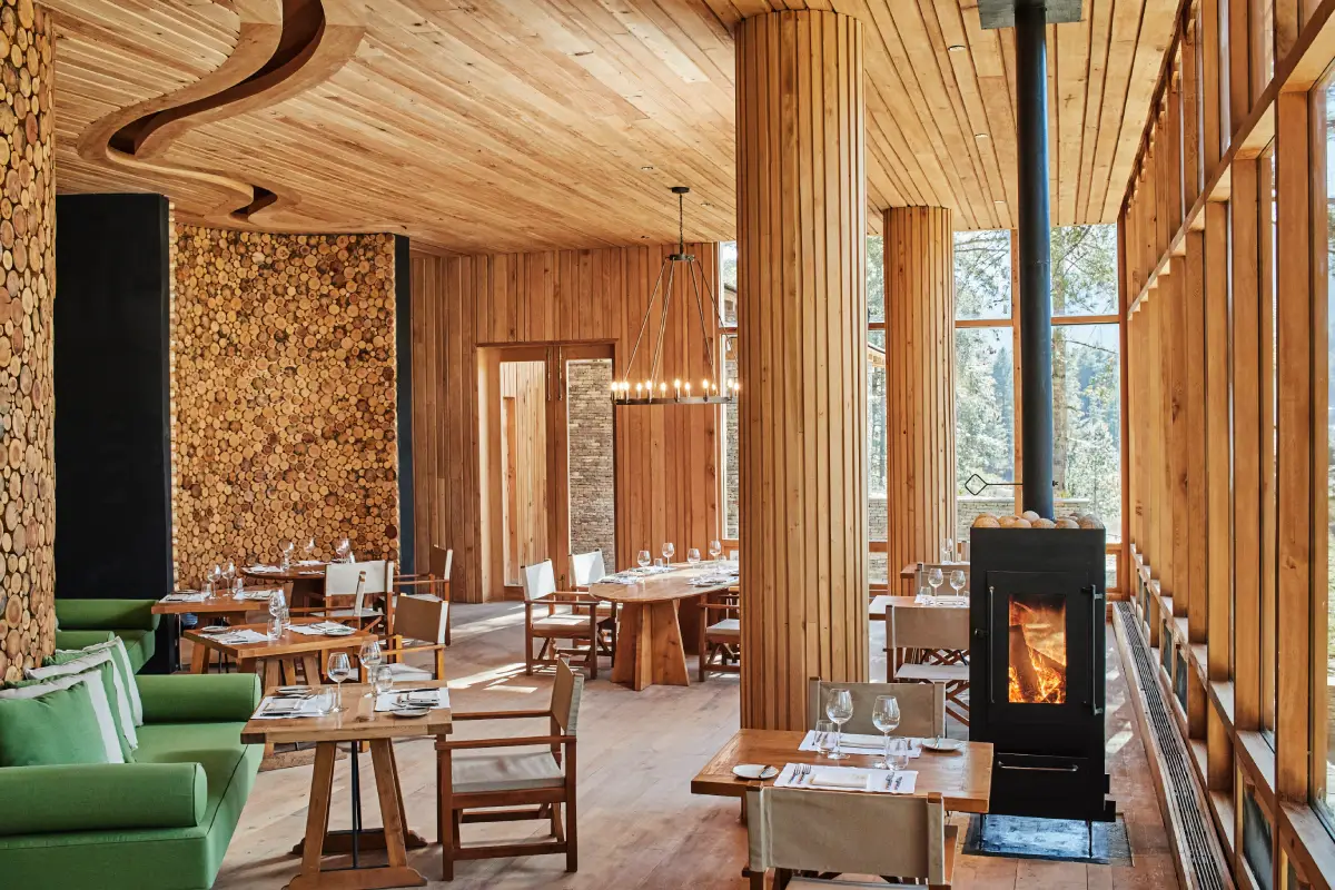 Décoration bois naturel, salle de restaurant