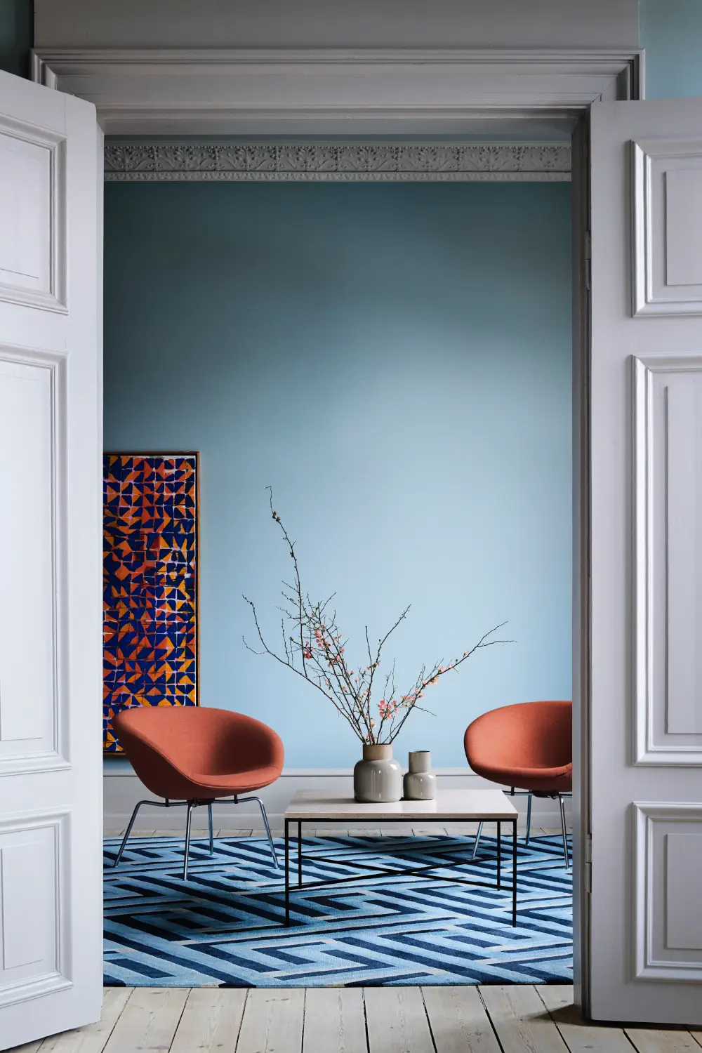 Contraste de couleurs dans ce salon bleu et orange.
