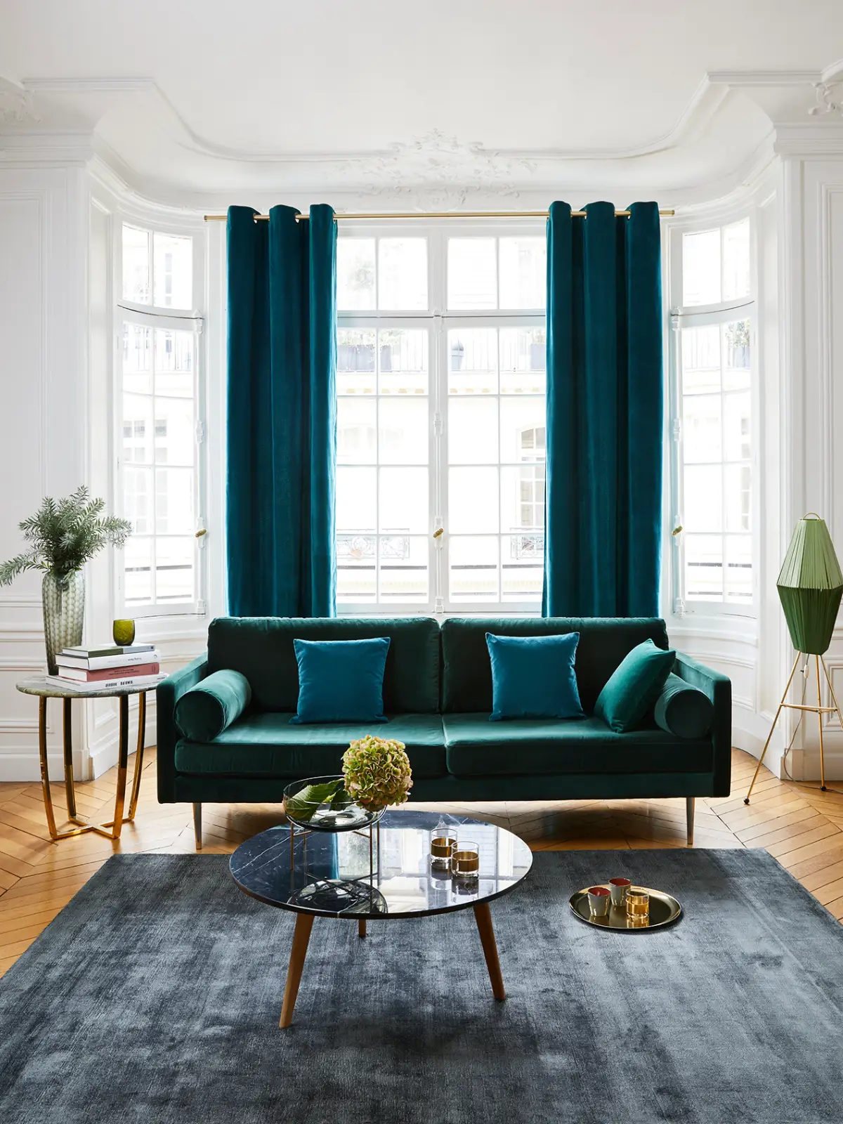 Salon déco couleur froide, canapé et rideaux bleus