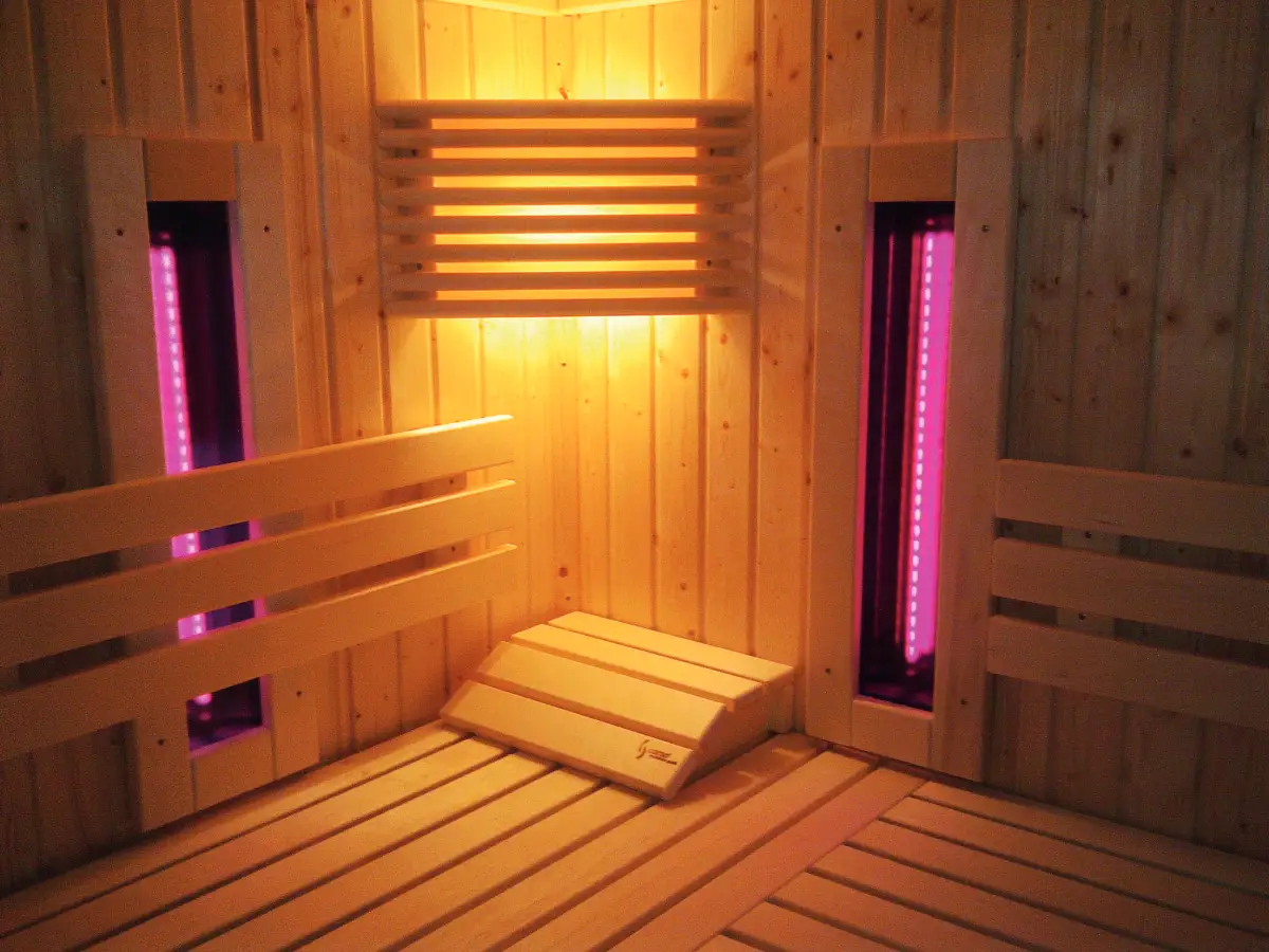 Intérieur du sauna infrarouge, en bois, bienfaits de la chaleur du sauna