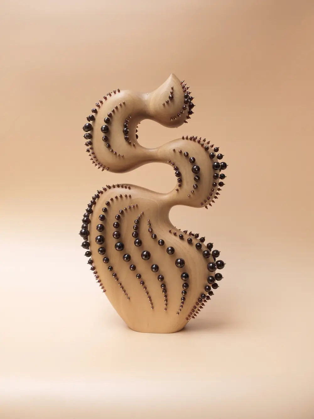 Sculpture onduleuse de bois et perles bijoux par Salomé Cousseau