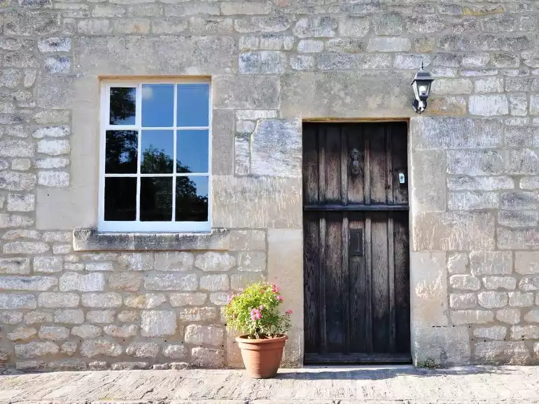 façade de maison en pierre