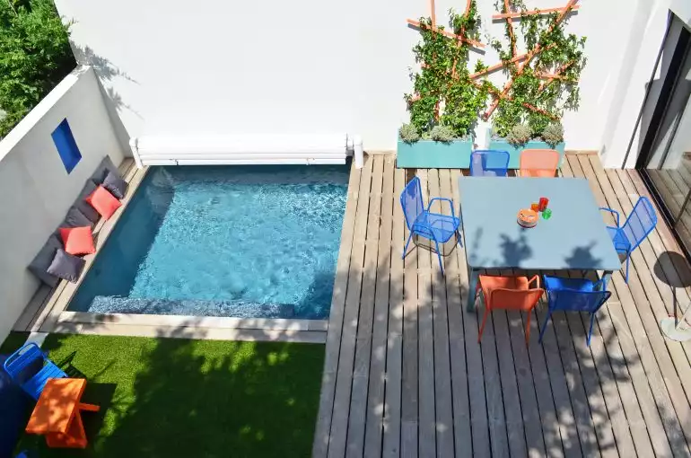 Terrasse en bois avec mobilier coloré