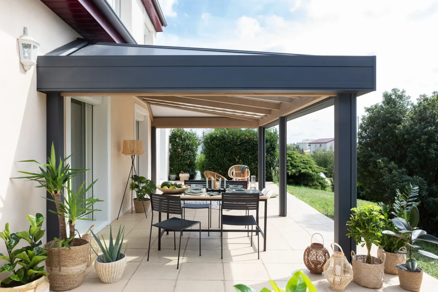 Pergola accrochée au mur, espace repas sur la terrasse, vue sur le jardin