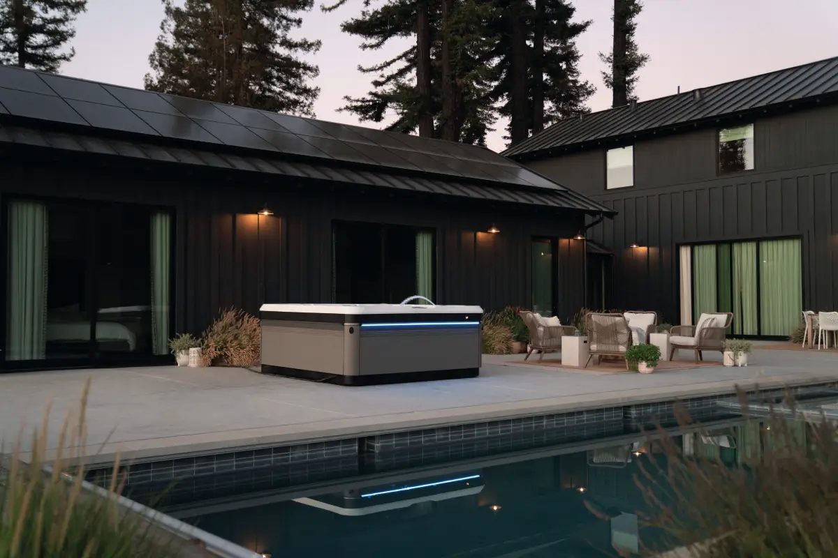 Sauna extérieur sur la terrasse au bord de la piscine, bienfaits du spa avec l'hydromassage