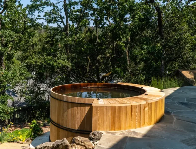 Spa nordique en bois, rond, vue sur nature