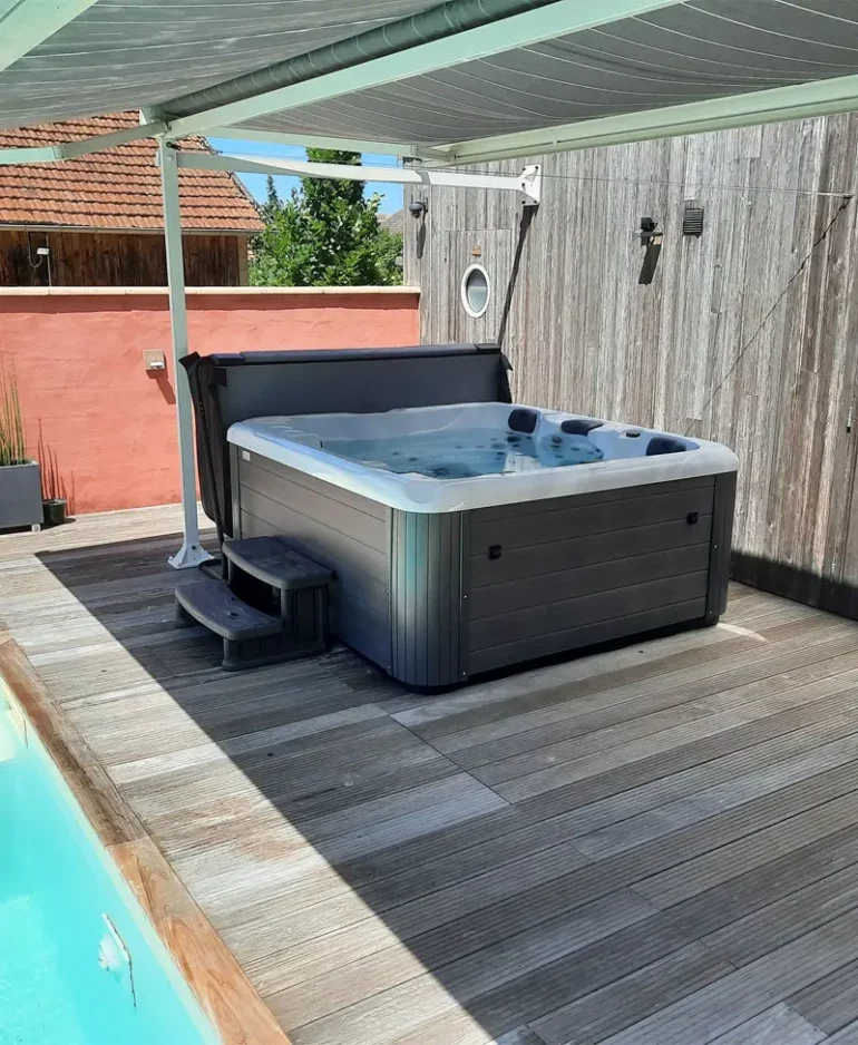 Spa jacuzzi quatre places hors-sol sur la terrasse