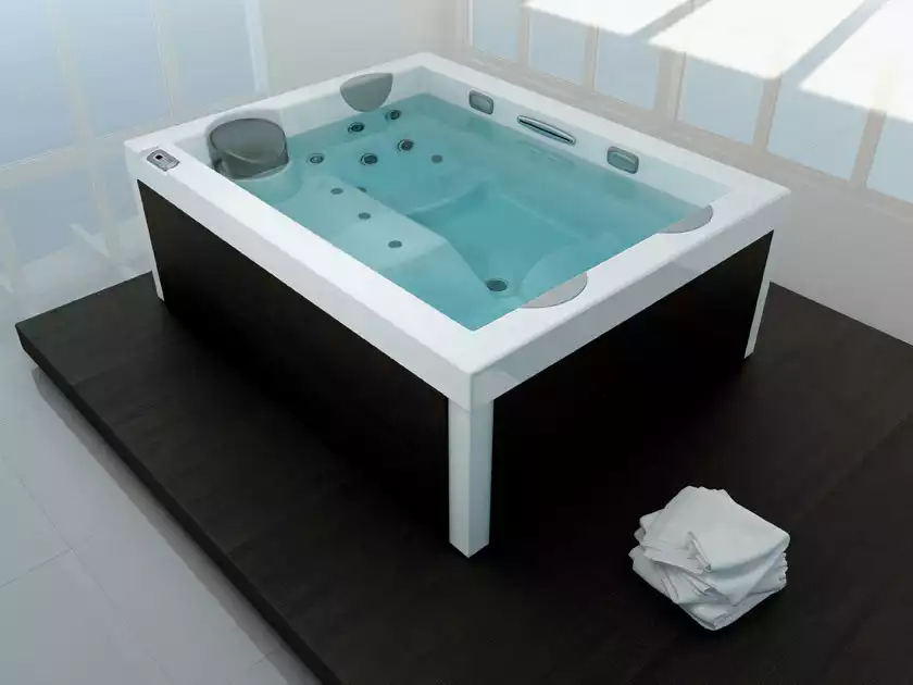 spa rempli d'eau Jacuzzi