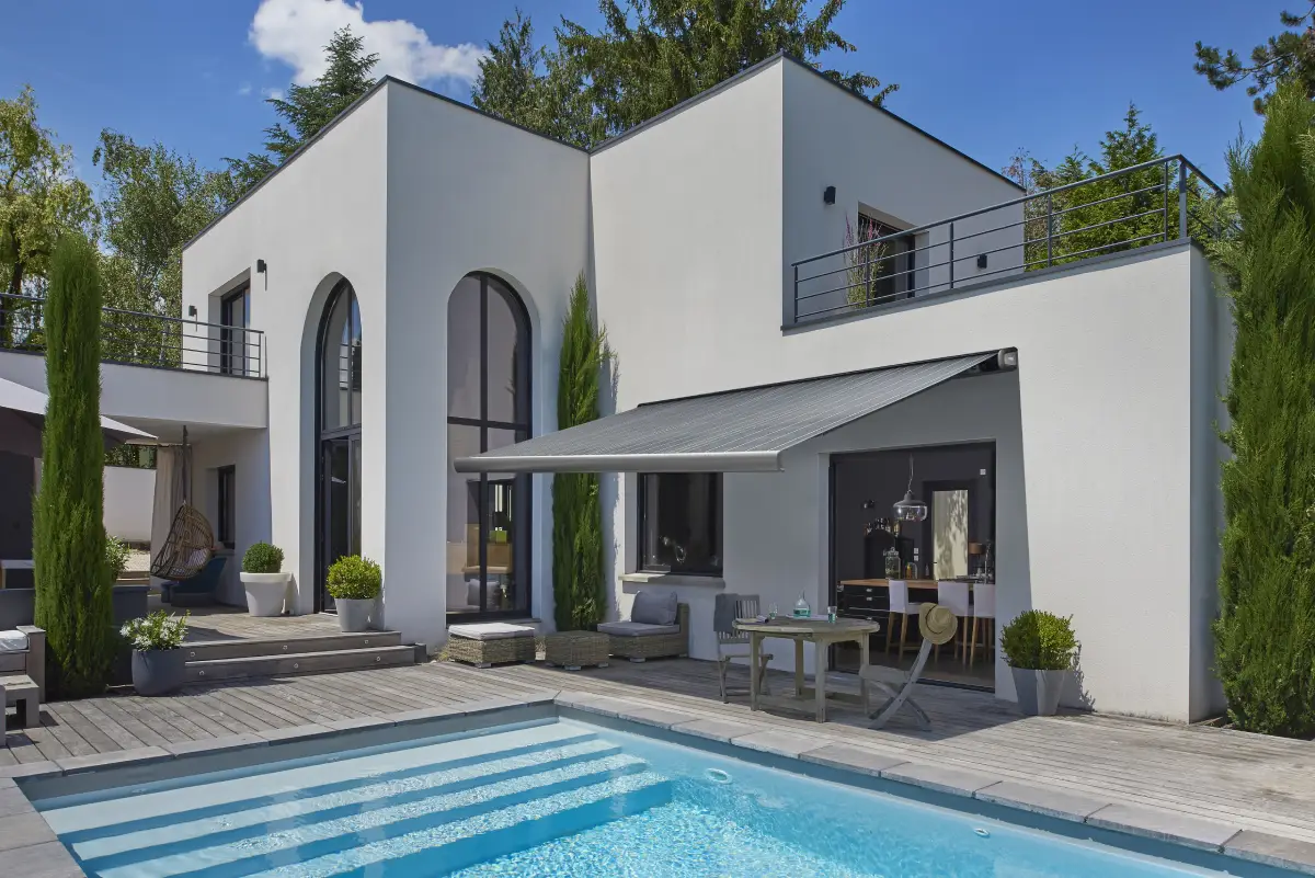 Store rétractable moderne gris, profiter de l'ombre au bord de la piscine