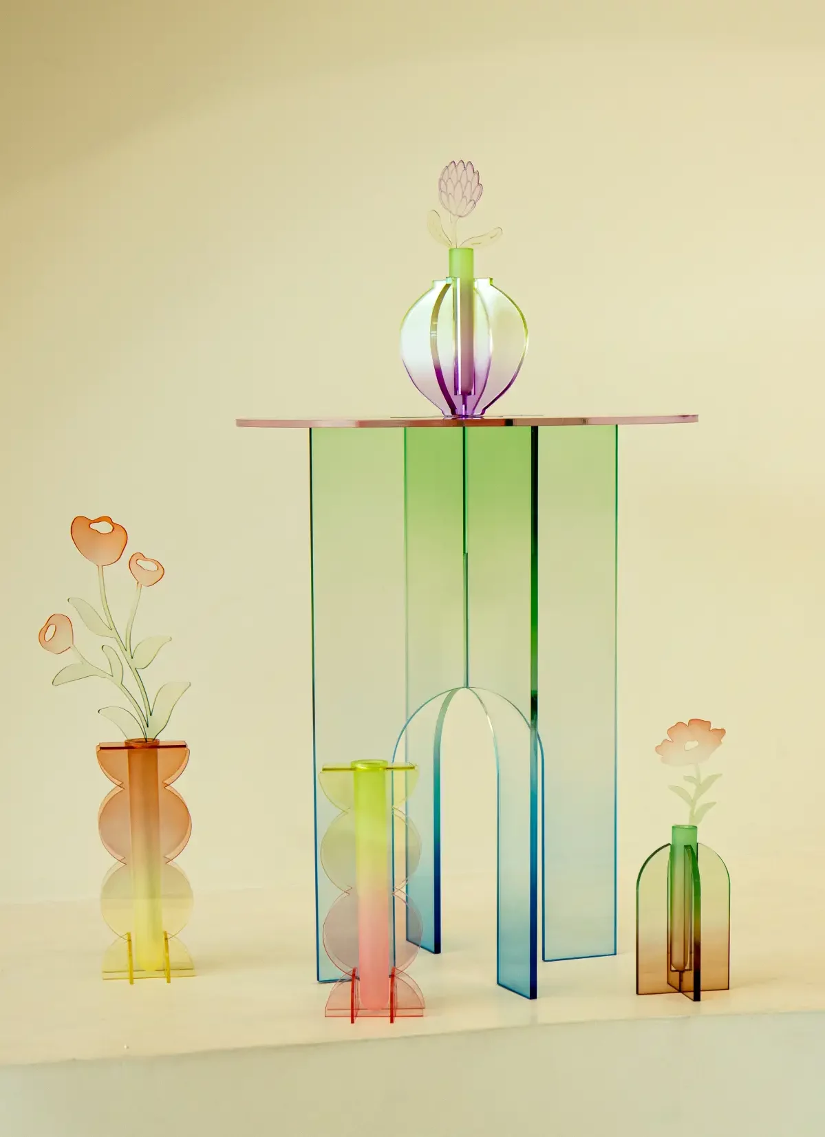 Vases, fleurs et mobilier en acrylique coloré par le Studio Riposo.