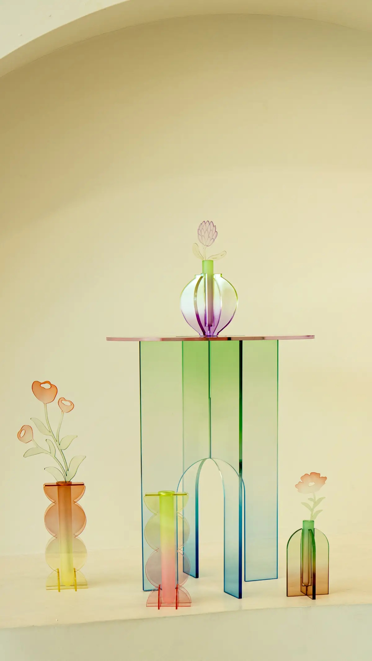 Vases, fleurs et mobilier en acrylique coloré par le Studio Riposo.