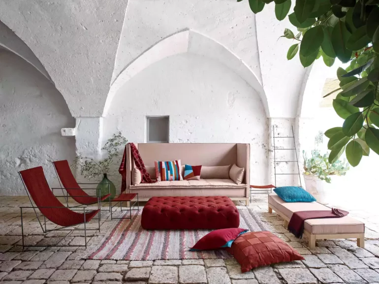 Terrasse colorée avec fauteuils marsala