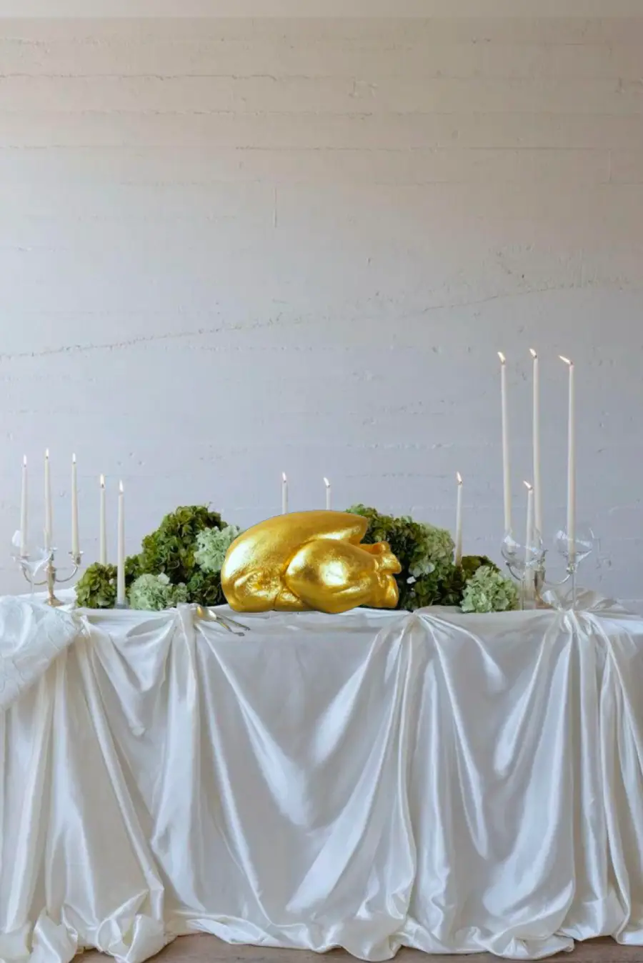 Surtout de table forme de poulet doré sur une table pour un banquet