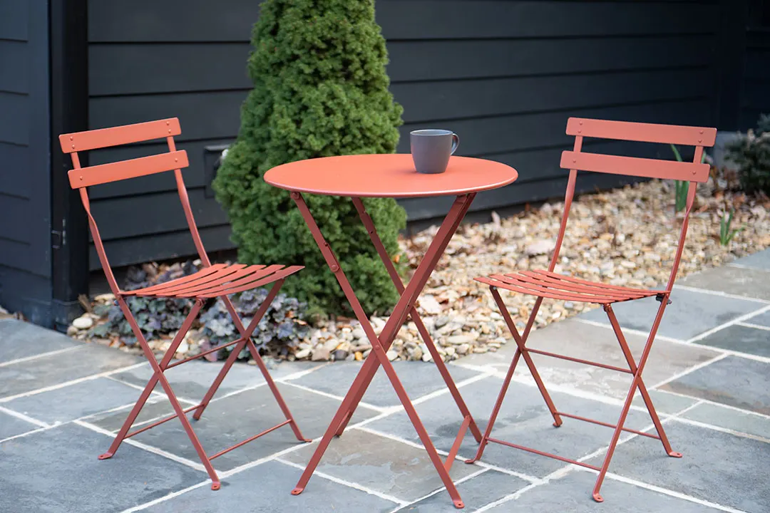 Petite table de jardin ronde type bistro rouge fermob