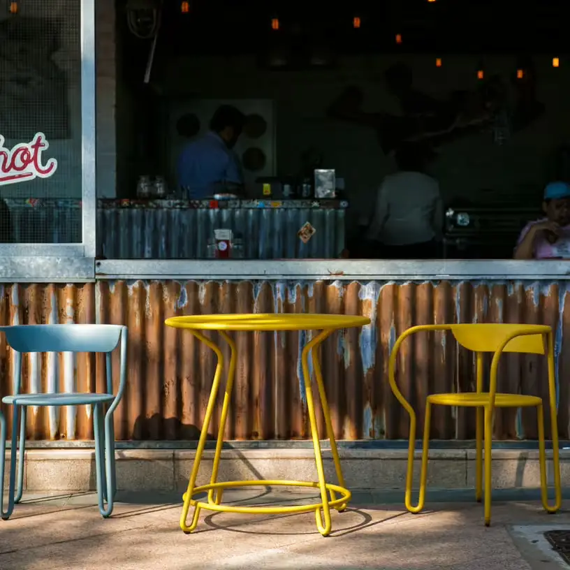Table de bistrot jaune moutarde en aluminium