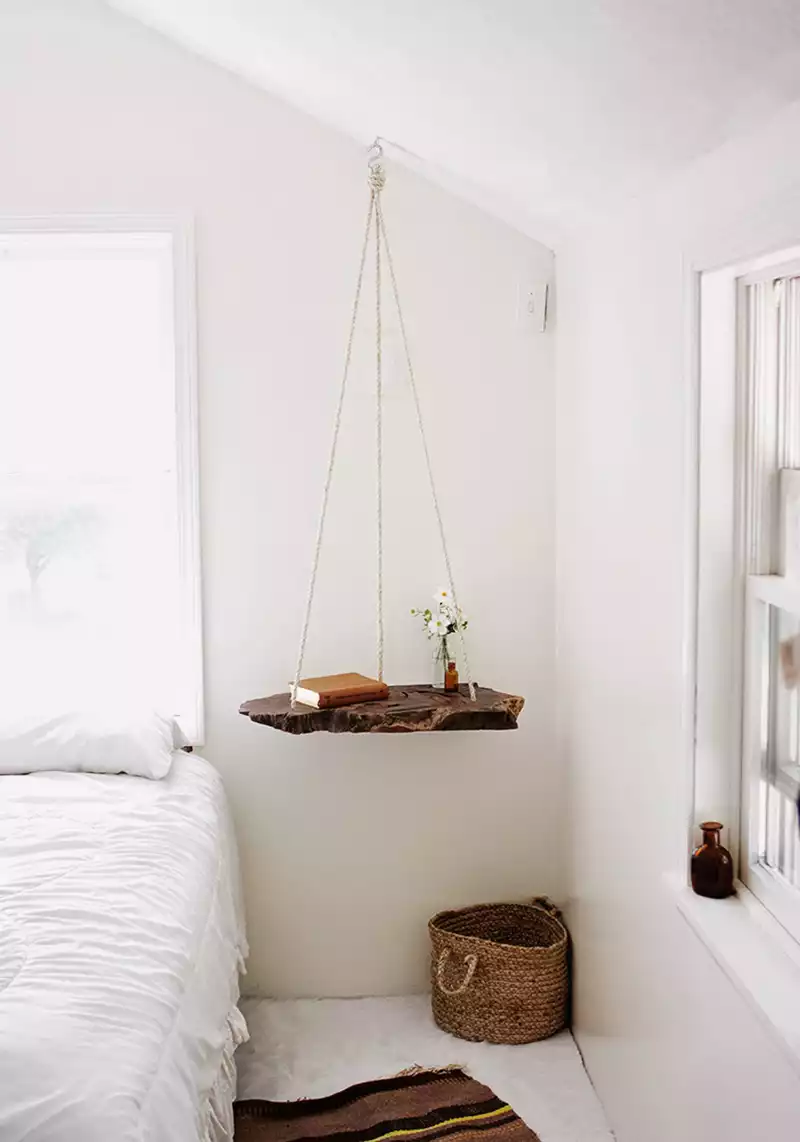 Table de chevet suspendue