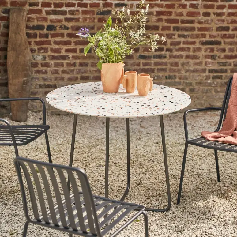 Petite table de jardin ronde en terrazzo blanc et métal marron