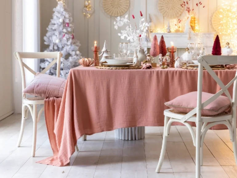 Table de Noël déco rose poudré avec nappe rose et objets roses
