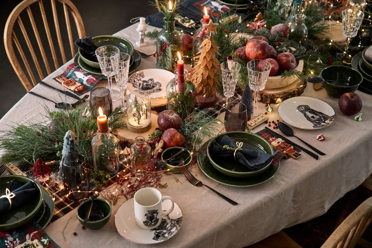 Déco table de Noël avec branchages et verdure
