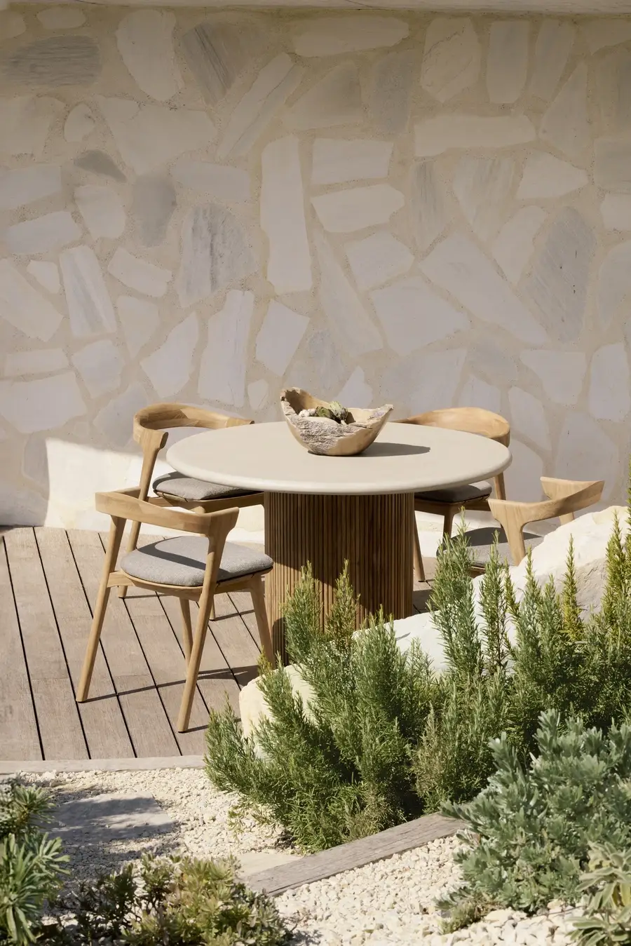 Table ronde d'extérieur avec plateau en béton et pied en bois esprit tasseaux