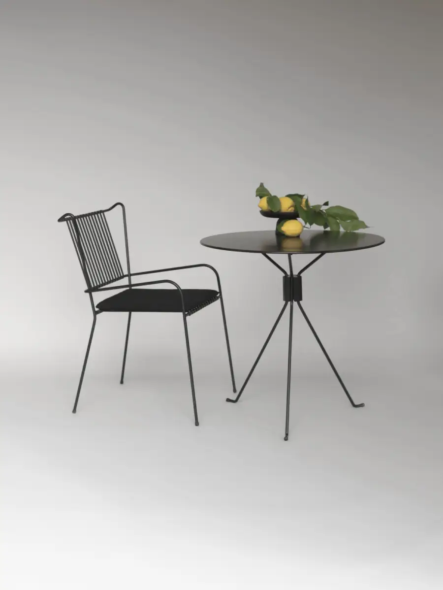Petite table ronde noire pour le jardin avec 3 pieds maintenus ensemble