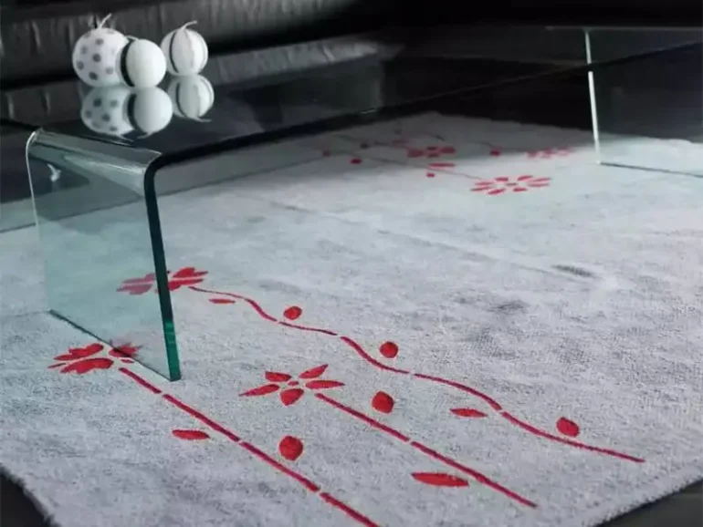 Tapis gris personnalisé avec des motifs floraux en peinture rouge