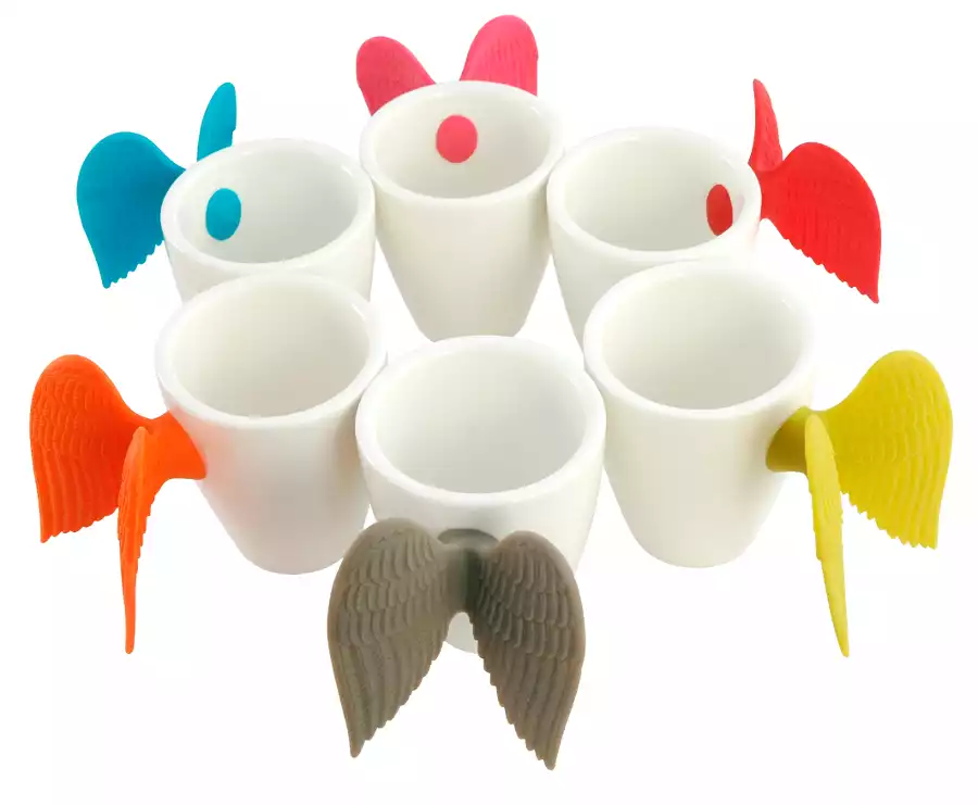 Tasses blanches avec ailes d'ange