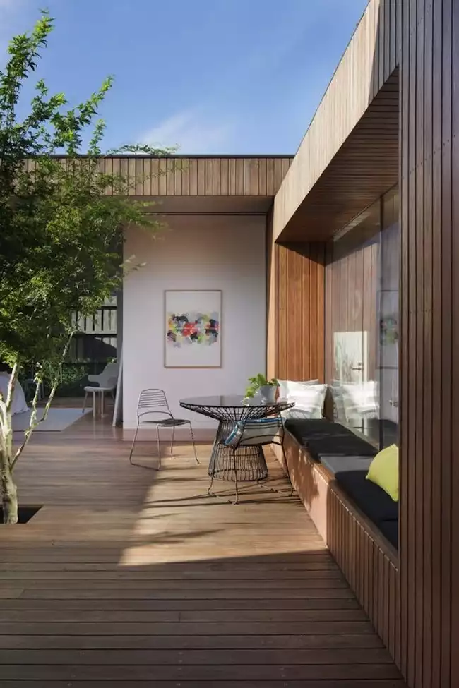 Terrasse en bois avec banc