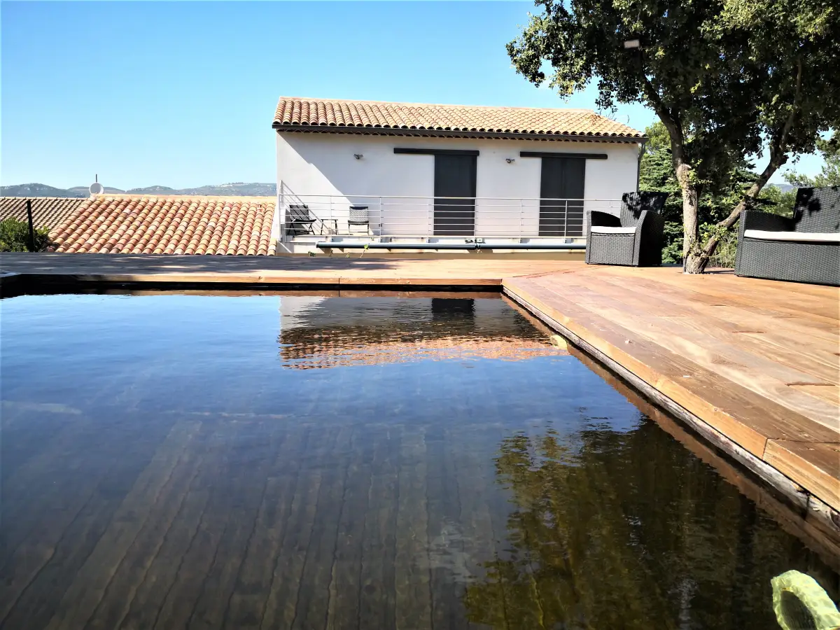 Terrasse en bois, fond de la piscine en bois, penser aménagement revêtement de la terrasse