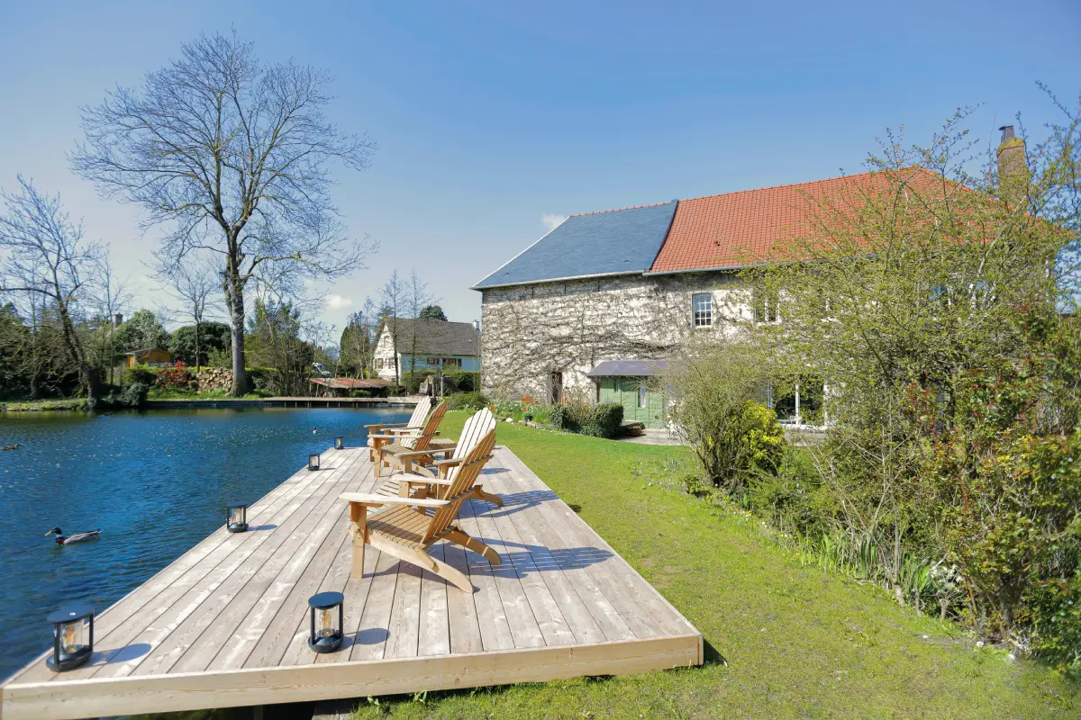 Terrasse au bord de l'étang