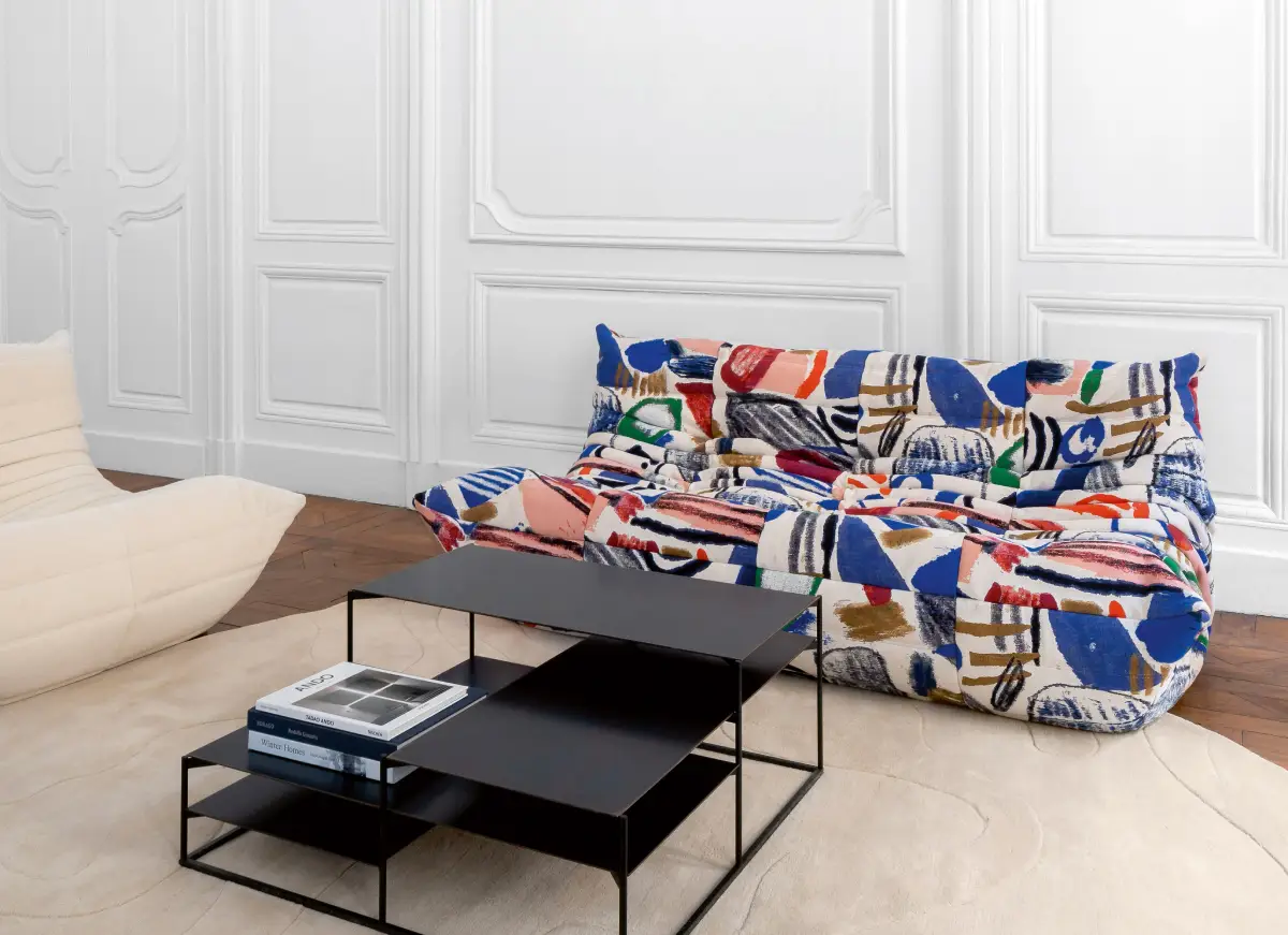 Fauteuil Togo Ligne Roset habillé du revêtement Toile du Peintre par Pierre Frey